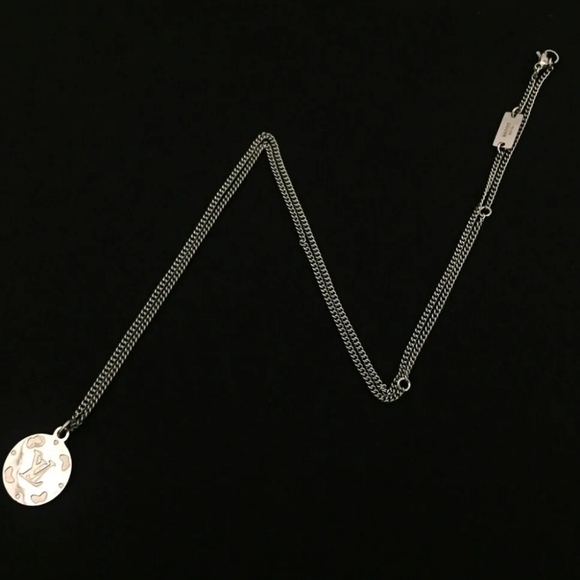 LOIUS VUITTON Lv PLATE SILVERTONE NECKLACE - Picture 2 of 12